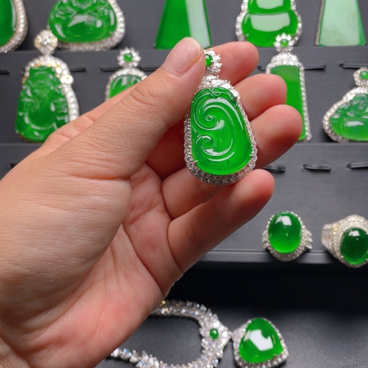 翡翠颈饰未镶嵌翡翠吊坠