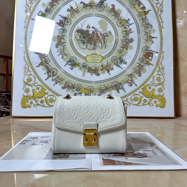 95新 LouisVuitton/路易威登 何为奢侈/ LV 方胖子BB链条包 白色