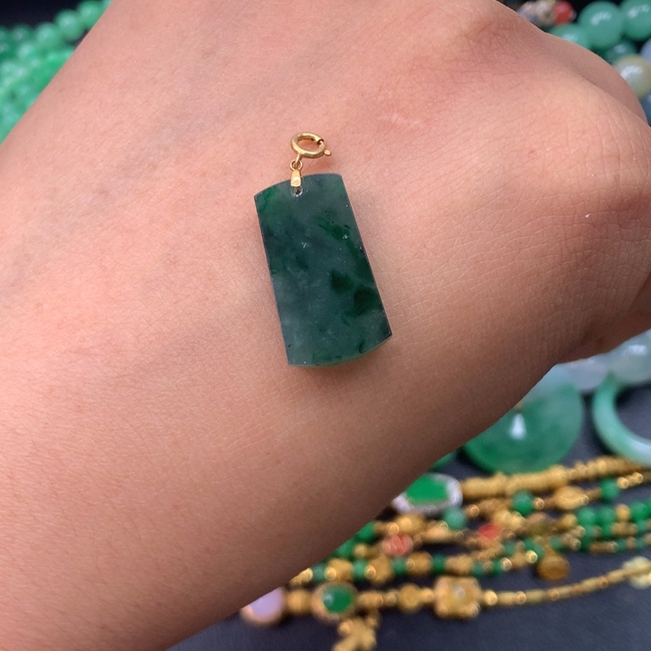 翡翠18K金镶嵌颈饰无事牌