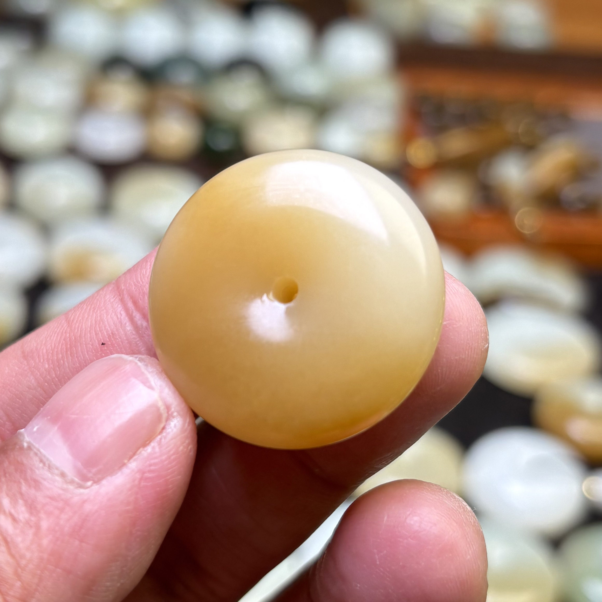 且末料黄糖白玉新疆和田玉平安扣吊坠挂件