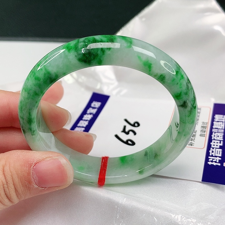 翡翠手镯未镶嵌翡翠