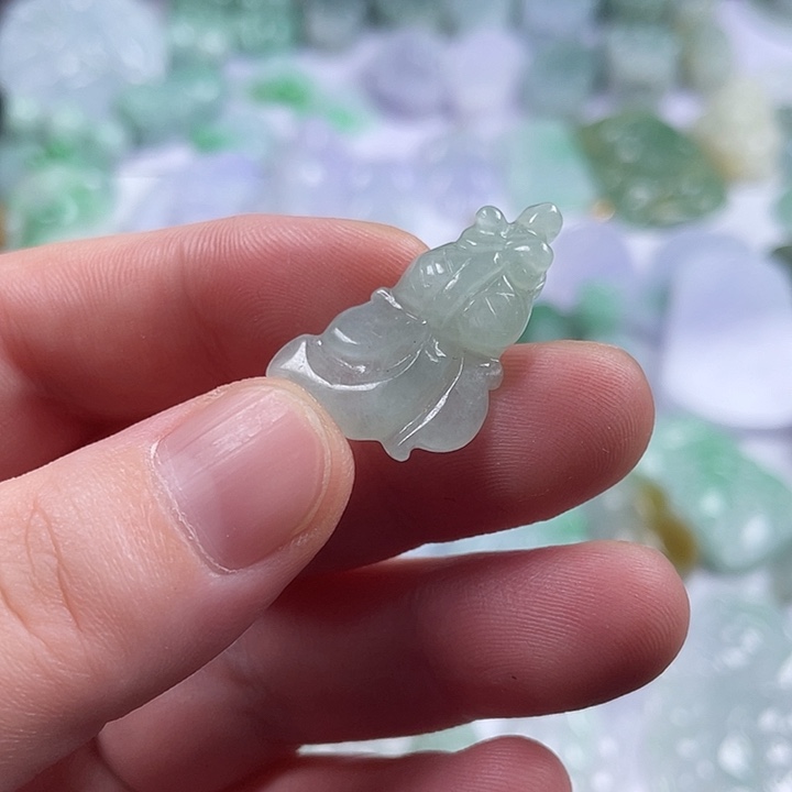 翡翠未镶嵌颈饰金鱼