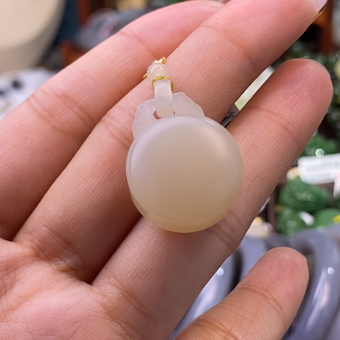 和田玉清货价红粉一体扣吊坠未镶嵌