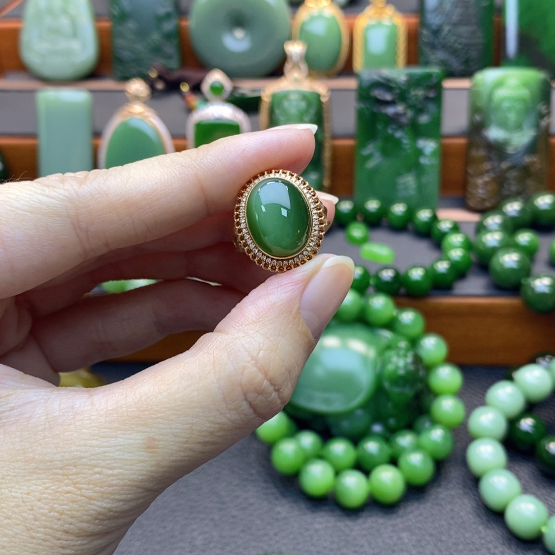 颈饰18K金镶嵌和田玉（碧玉）戒指