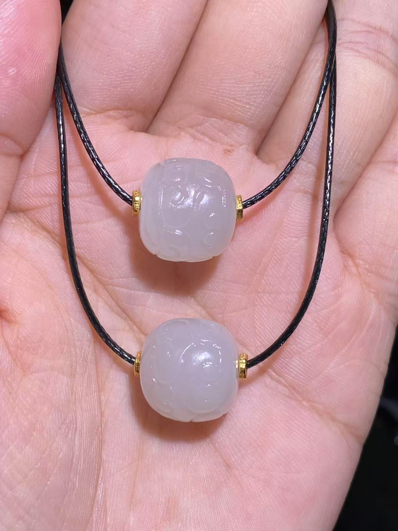 XSM002-161天然和田玉S925银镶嵌白玉桶珠雕刻吊坠多样性发其一