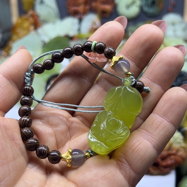 蛇纹石玉未镶嵌颈饰