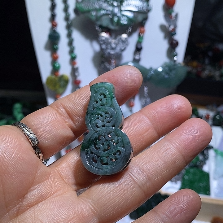 翡翠未镶嵌吊坠(赠链)