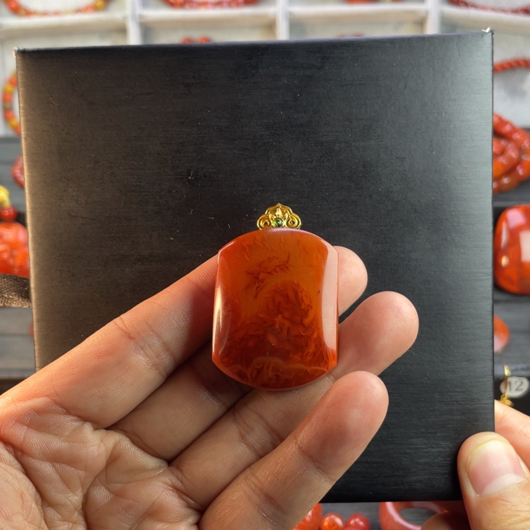 南红玛瑙18K金镶嵌珠宝奇石无事牌火焰纹吊坠