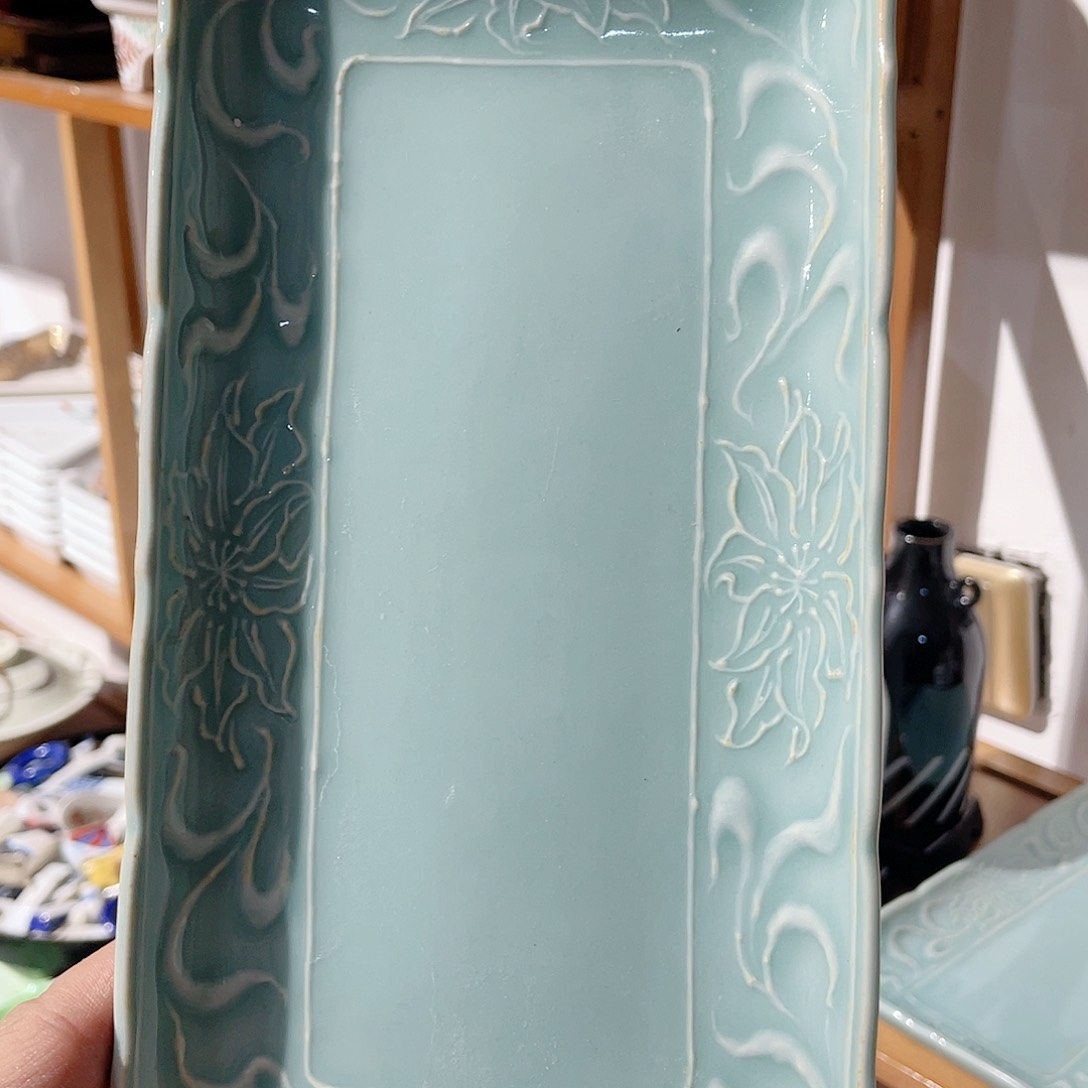 暗刻其泉底款豆青釉满浮雕长深盘