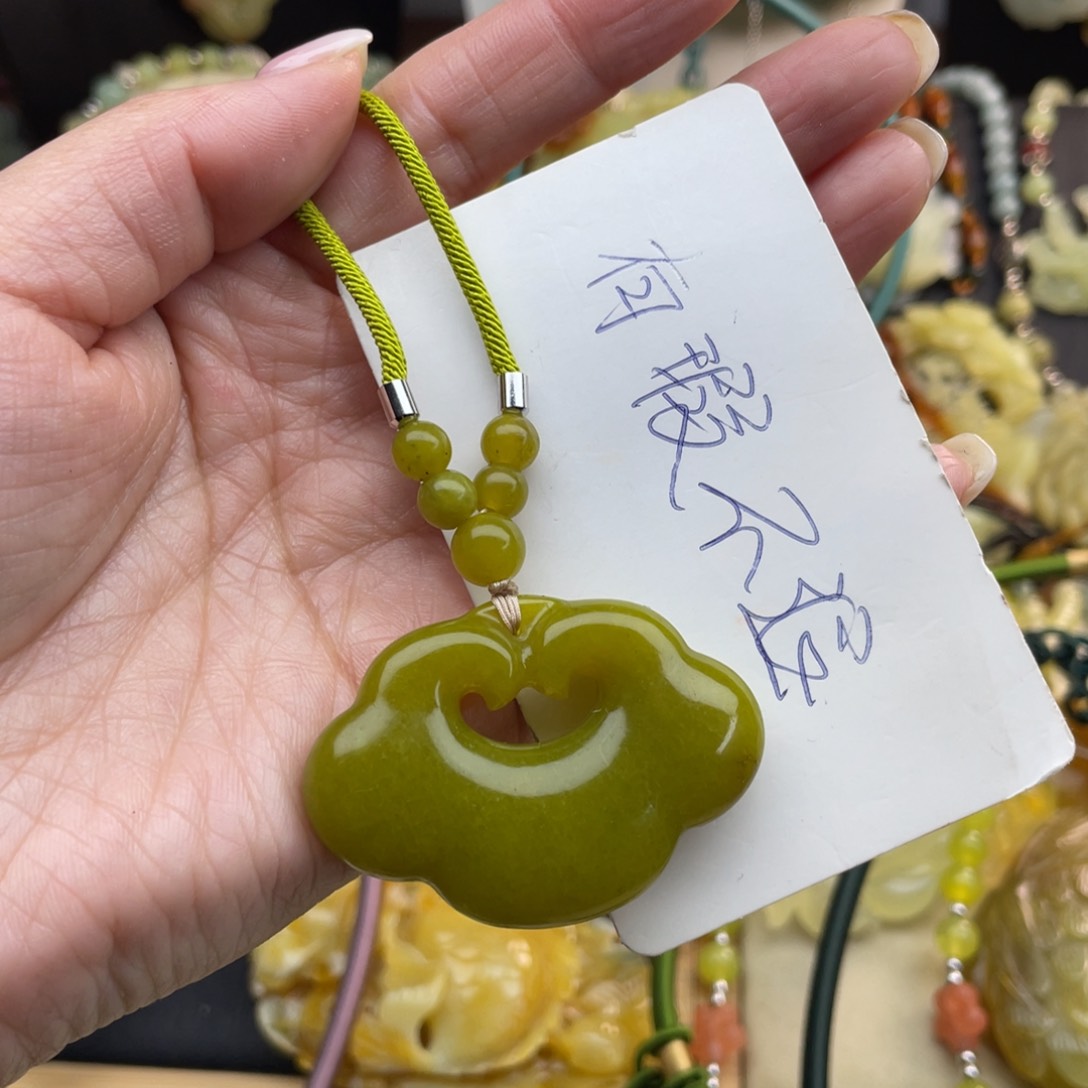 蛇纹石玉颈饰未镶嵌