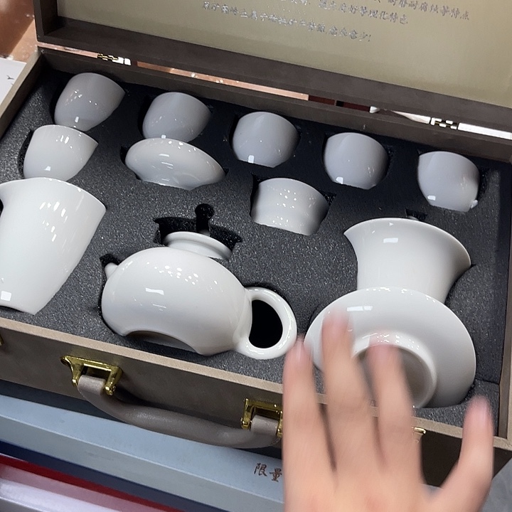 孤品茶具套装等。        