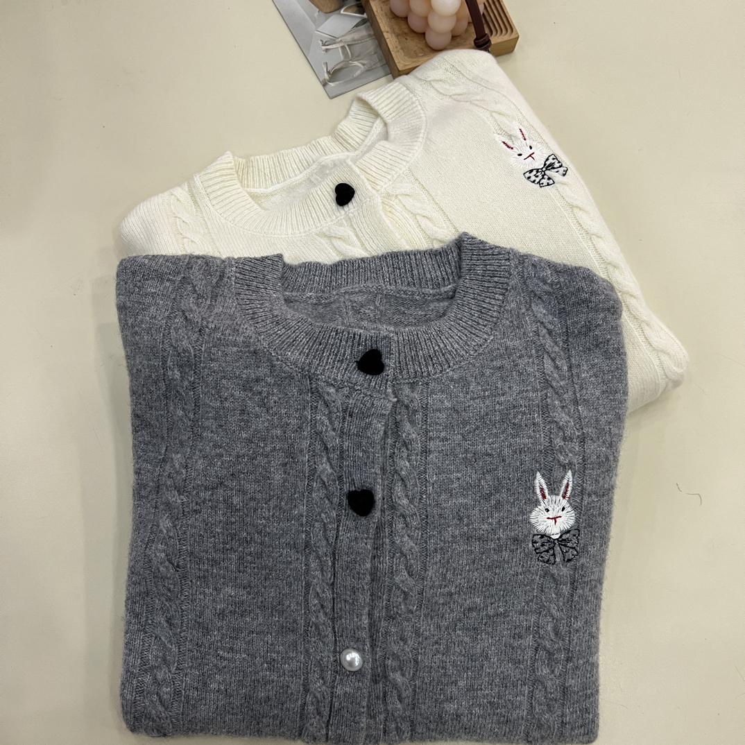 绒品 韩系纯色小麻花刺绣兔子开衫针织衫