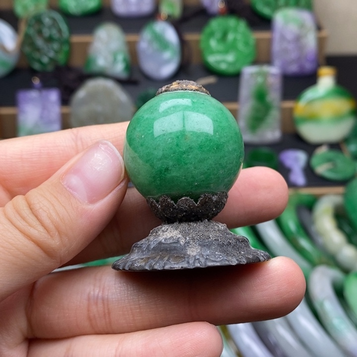 翡翠挂件未镶嵌翡翠