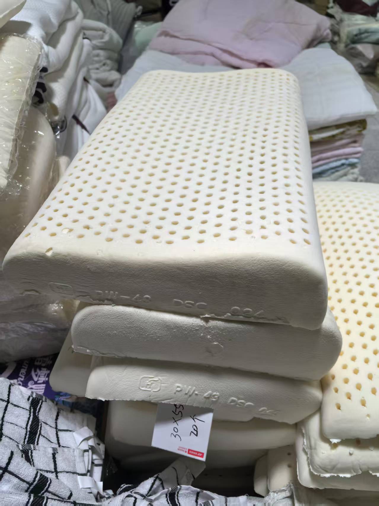 《厚广家》3楼30×55×10大号乳胶枕枕芯 发1个 瑕疵款 不挑款