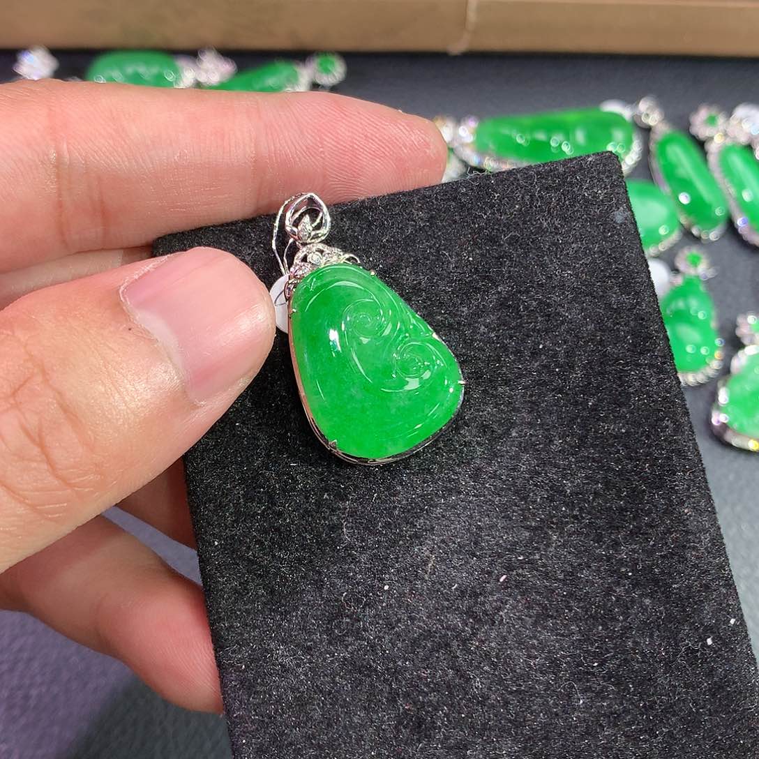 翡翠吊坠(赠链)18K金镶嵌