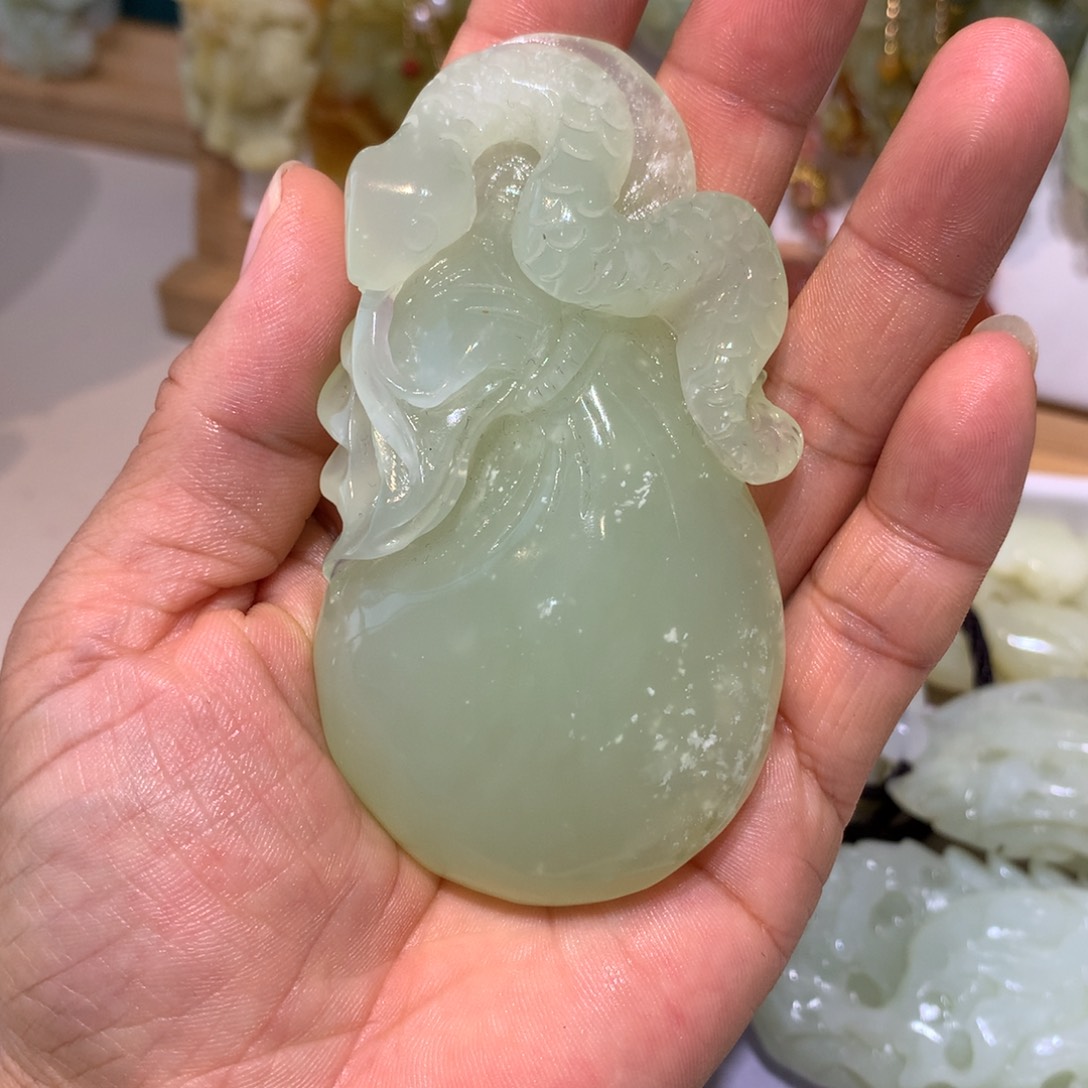 蛇纹石玉颈饰未镶嵌追*风