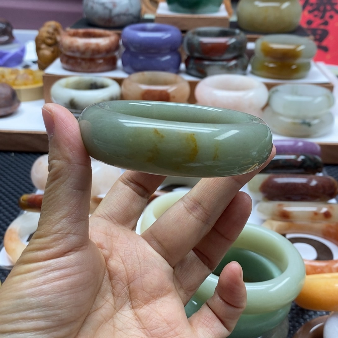 没***事石英岩玉手镯未镶嵌