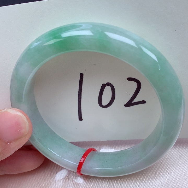 翡翠手镯未镶嵌翡翠