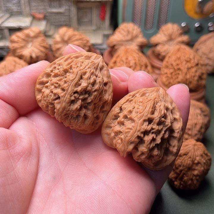 文玩核桃把件三角南疆石