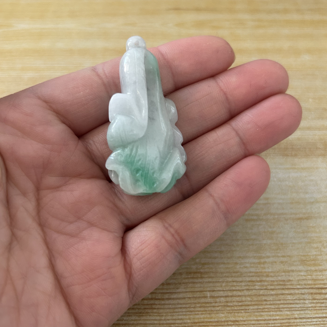 飘绿白菜水润精工气质俏色挂件