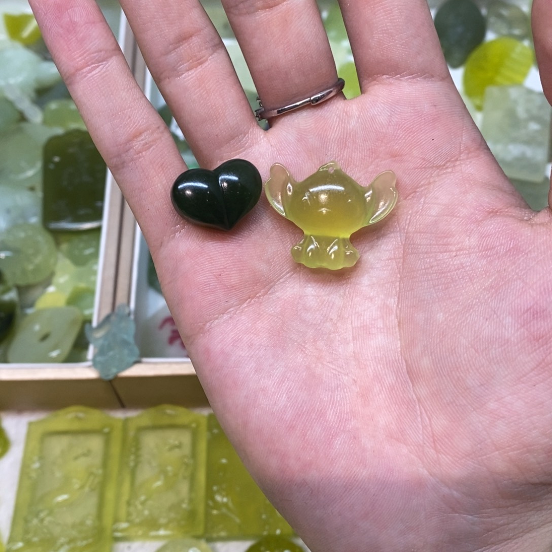 哈***。岫玉未镶嵌吊坠(不含链)