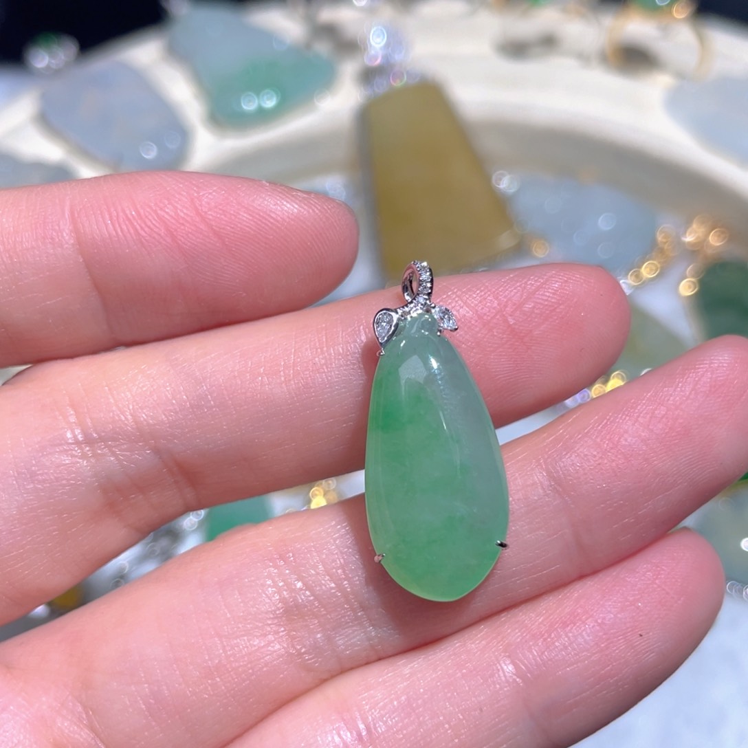 翡翠颈饰18K金镶嵌翡翠