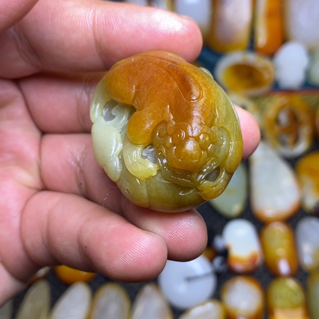 洛***桑和田玉未镶嵌颈饰