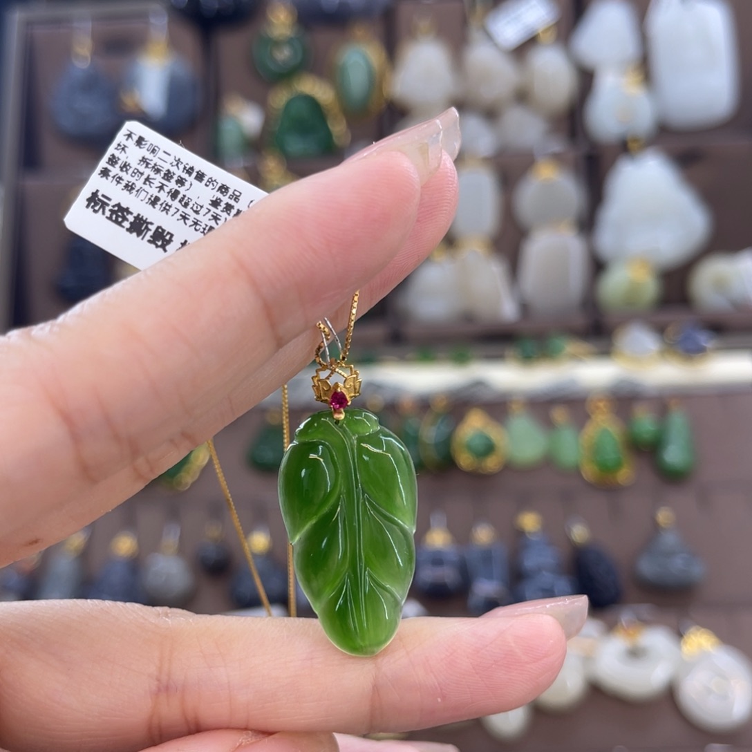 和田玉吊坠18K金镶嵌