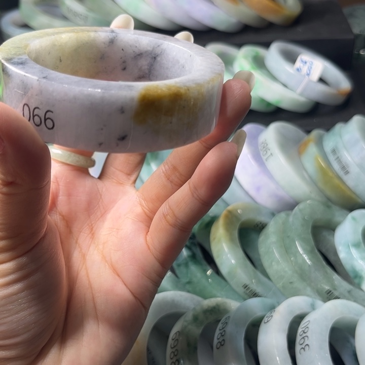 定制翡翠未镶嵌手镯