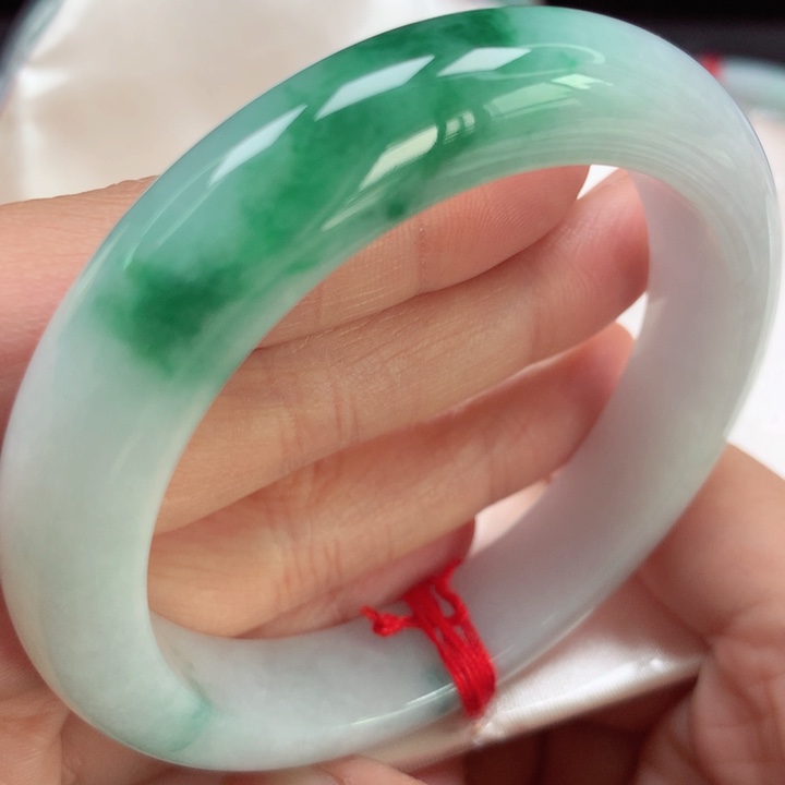 翡翠手镯未镶嵌阳绿飘花8号