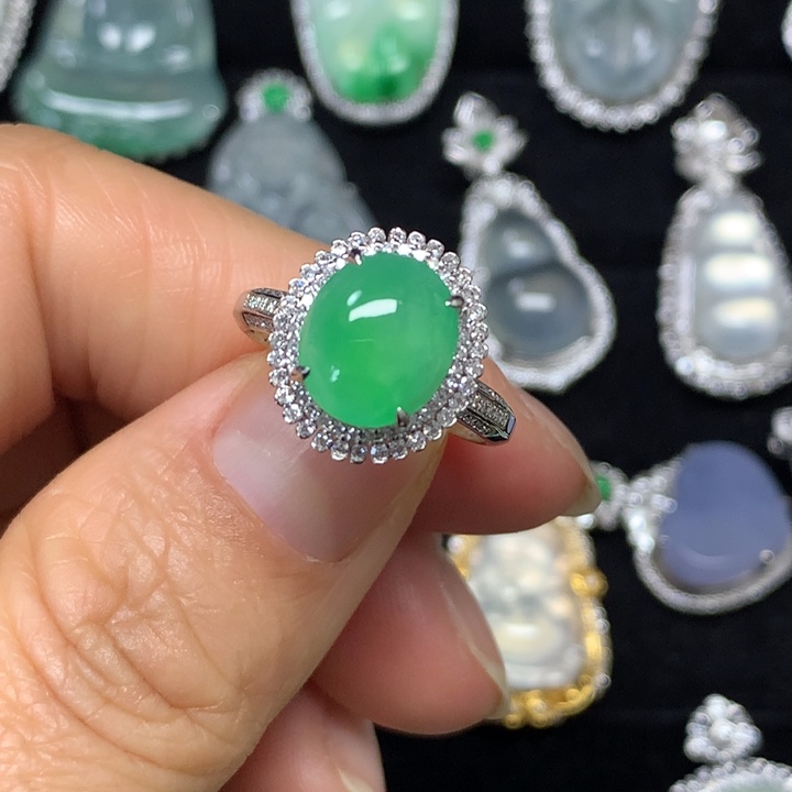 翡翠18K金镶嵌颈饰戒指