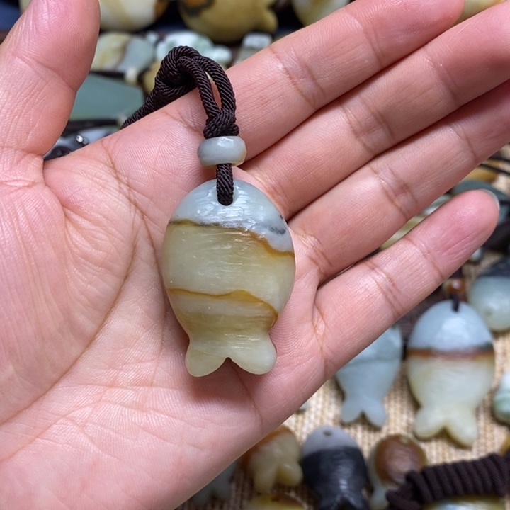 蛇纹石玉未镶嵌颈饰