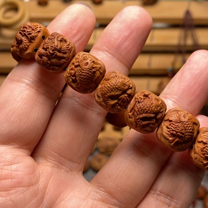 像****桃核雕刻鱼化龙小手牌