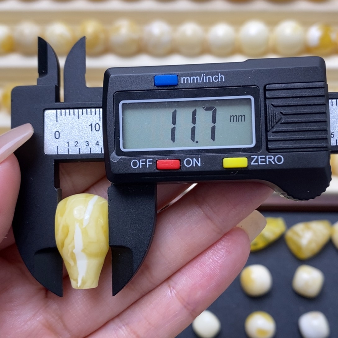 琥珀未镶嵌珠宝奇石W****。