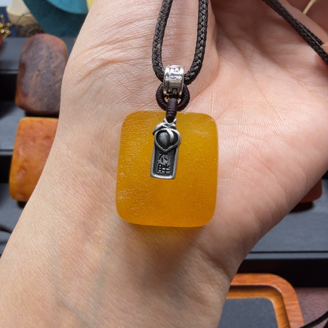 琥珀吊坠(赠链)未镶嵌