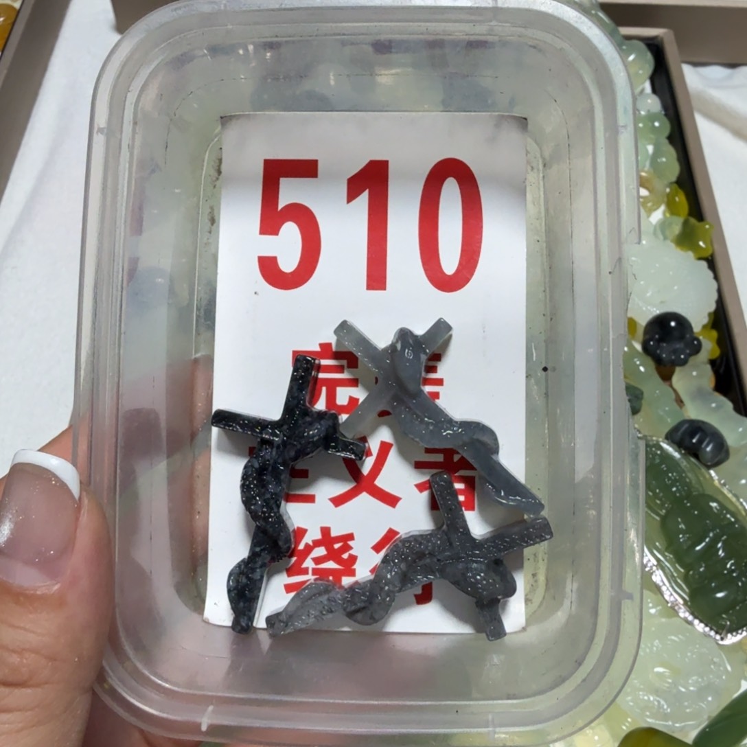 蛇纹石玉颈饰未镶嵌