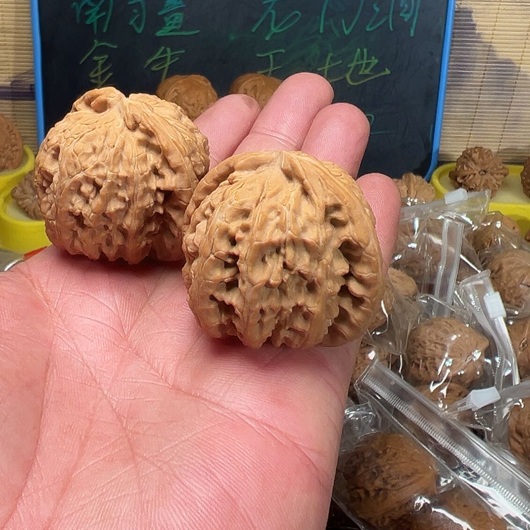 文玩核桃吊坠小**丶白狮子