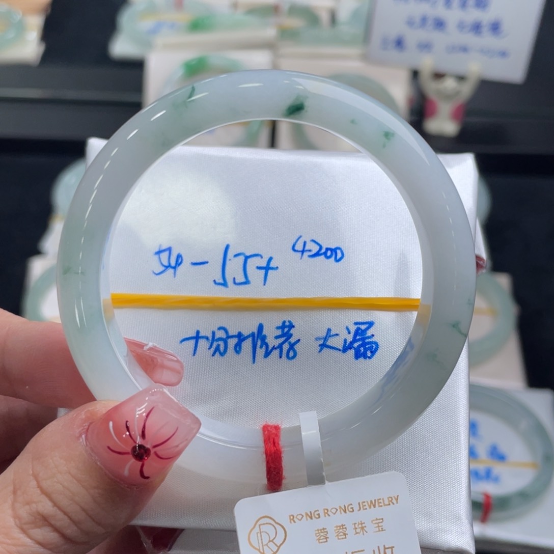 翡翠手镯未镶嵌b****贝翡翠手镯