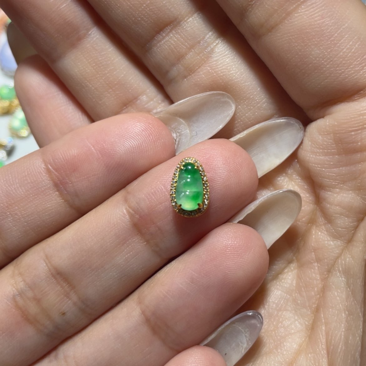 【闪购商品】颈饰18K金镶嵌翡翠