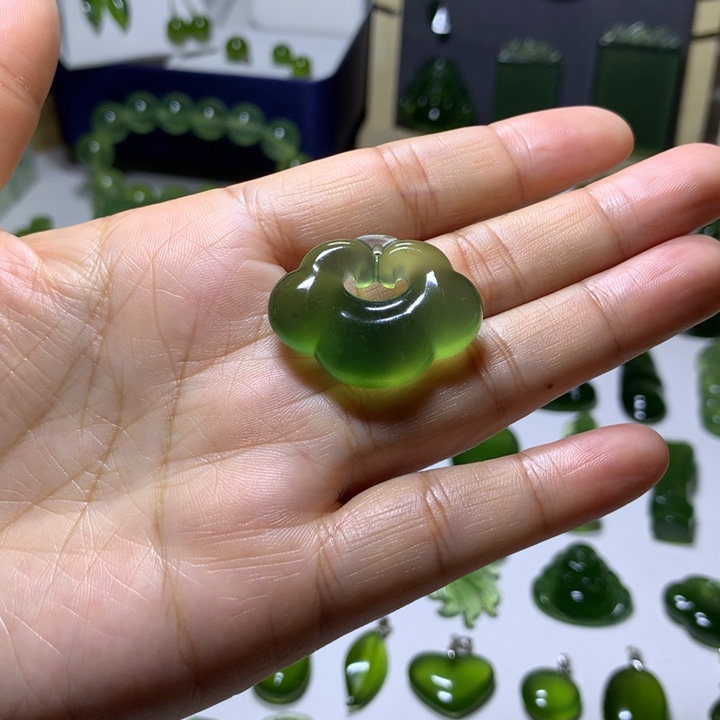 岫玉未镶嵌颈饰吊坠