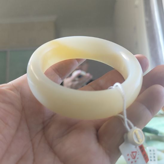 棠***姐和田玉未镶嵌手镯