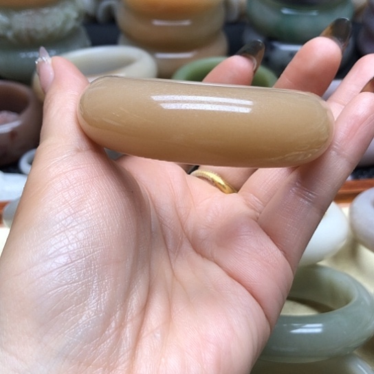 石英岩玉未镶嵌手镯?****