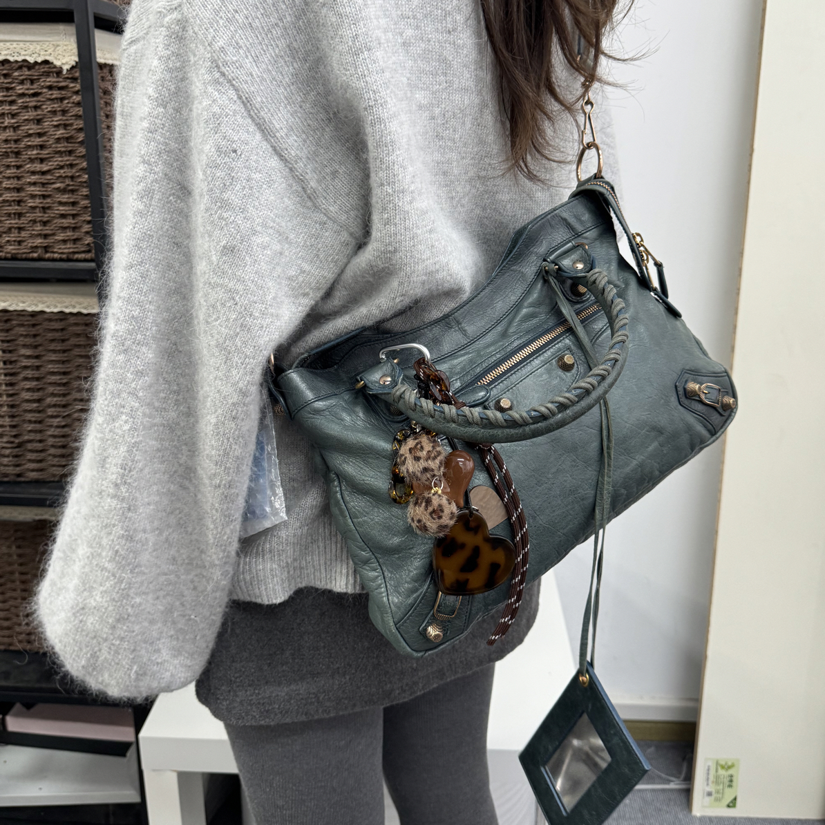 95新 Balenciaga/巴黎世家 灰绿色town机车包（34cm）/Y1081