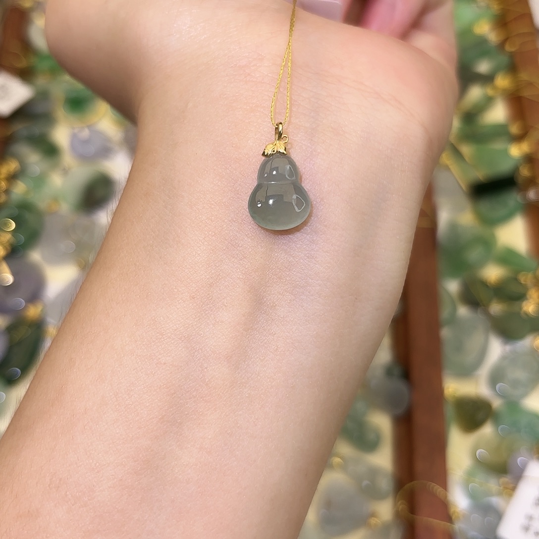 翡翠18K金镶嵌颈饰葫芦