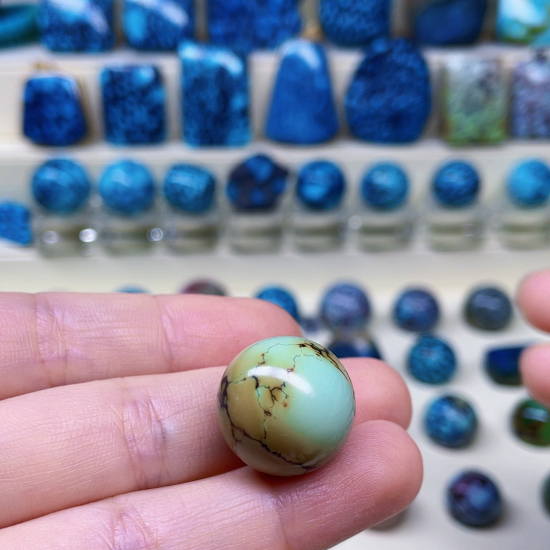 绿松石未镶嵌颈饰