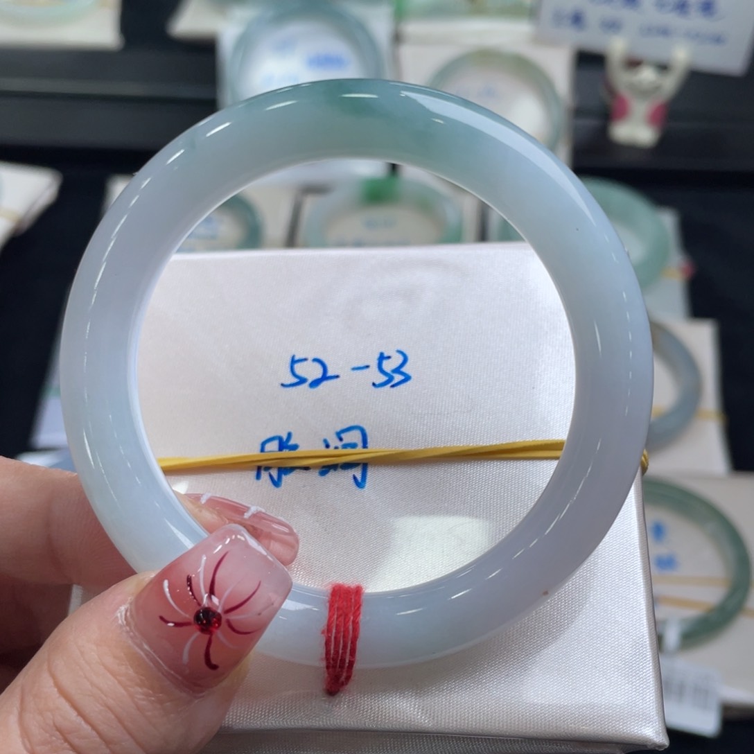 翡翠手镯未镶嵌翡翠手镯