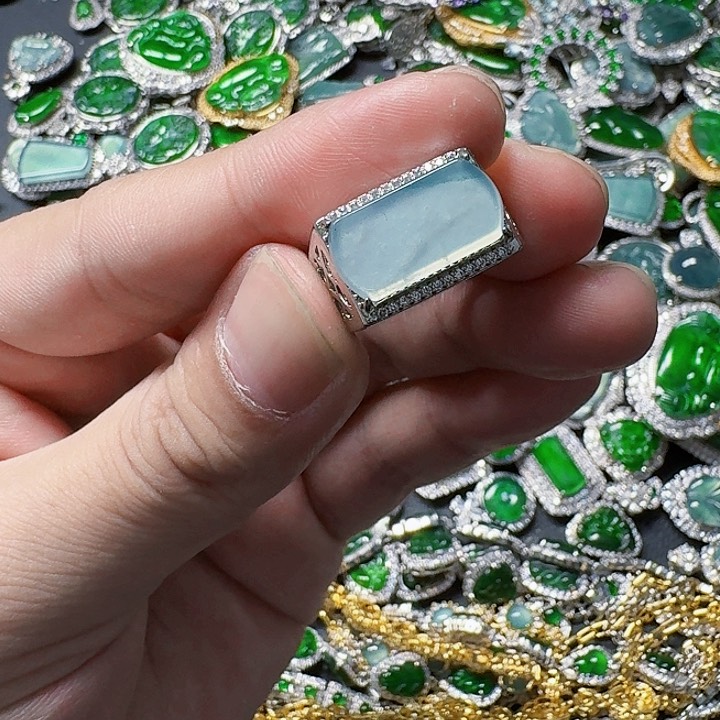 翡翠颈饰未镶嵌天然A货翡翠放漏