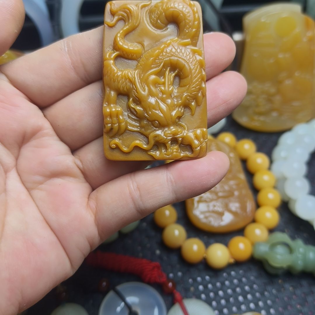 石英质玉（黄龙玉）未镶嵌颈饰