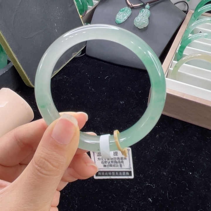 未镶嵌手镯石英质玉（非洲翠）