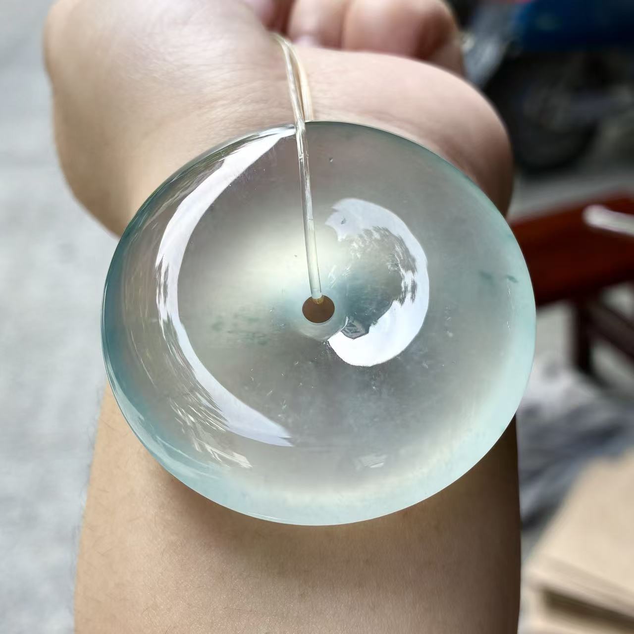 天然a货缅甸翡翠自然光玻璃种飘蓝花平安扣吊坠，尺寸50.2/11.7